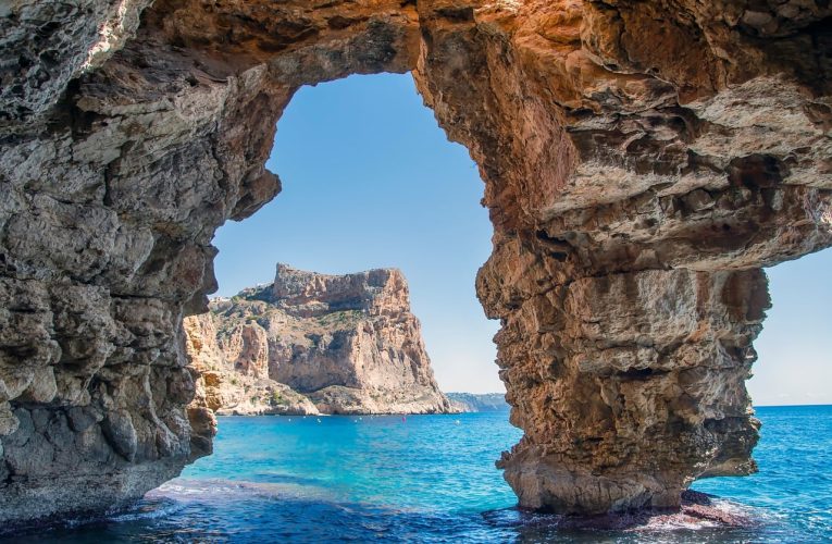 Les 5 Meilleures Coves de Plage en Falaises Côtières Accessibles par des Escaliers Secrets