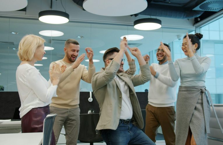 Les 5 Meilleures Politiques de Santé Mentale au Travail Qui Améliorent le Moral des Employés
