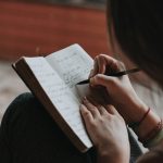 Les 7 Meilleurs Thèmes de Journalisation pour Traiter les Émotions Difficiles