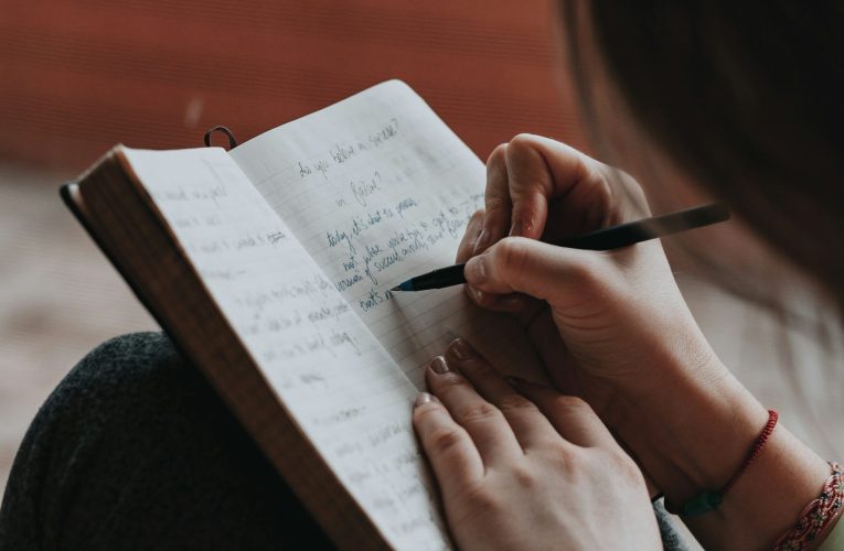 Les 7 Meilleurs Thèmes de Journalisation pour Traiter les Émotions Difficiles